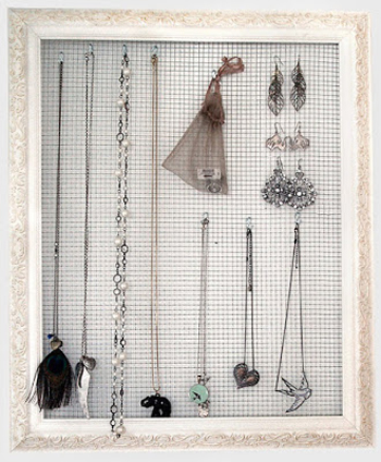 hang jewelry on chicken wire- DIYscoop.com