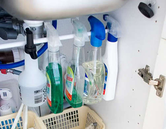hang spray bottles under sink - DIYscoop.com