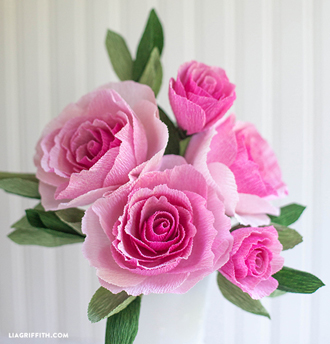 crepe paper rose bouquet- DIYscoop.com