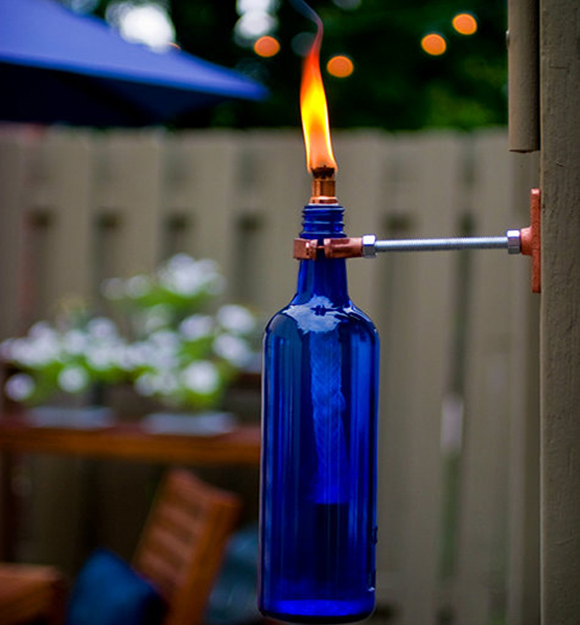 blue wine bottle tiki torch-DIYscoop.com