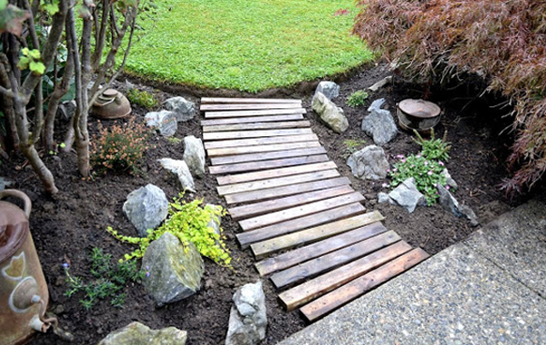 use pallets to make a garden path- DIYscoop.com